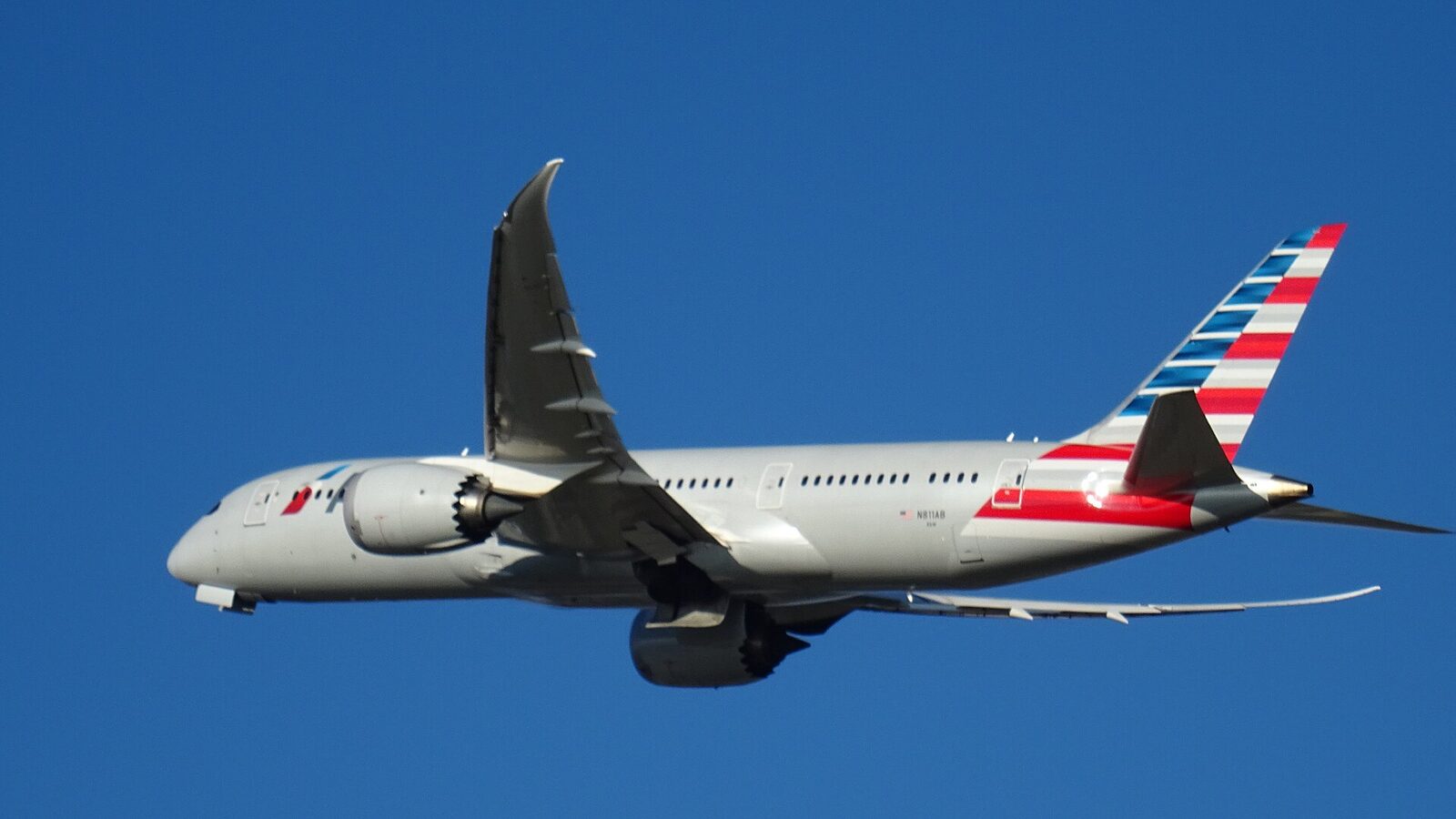 American Airlines Boeing 787-9 on the ground at London Heathrow Airport. Photo: BWard 1997, CC BY 4.0, via Wikimedia Commons