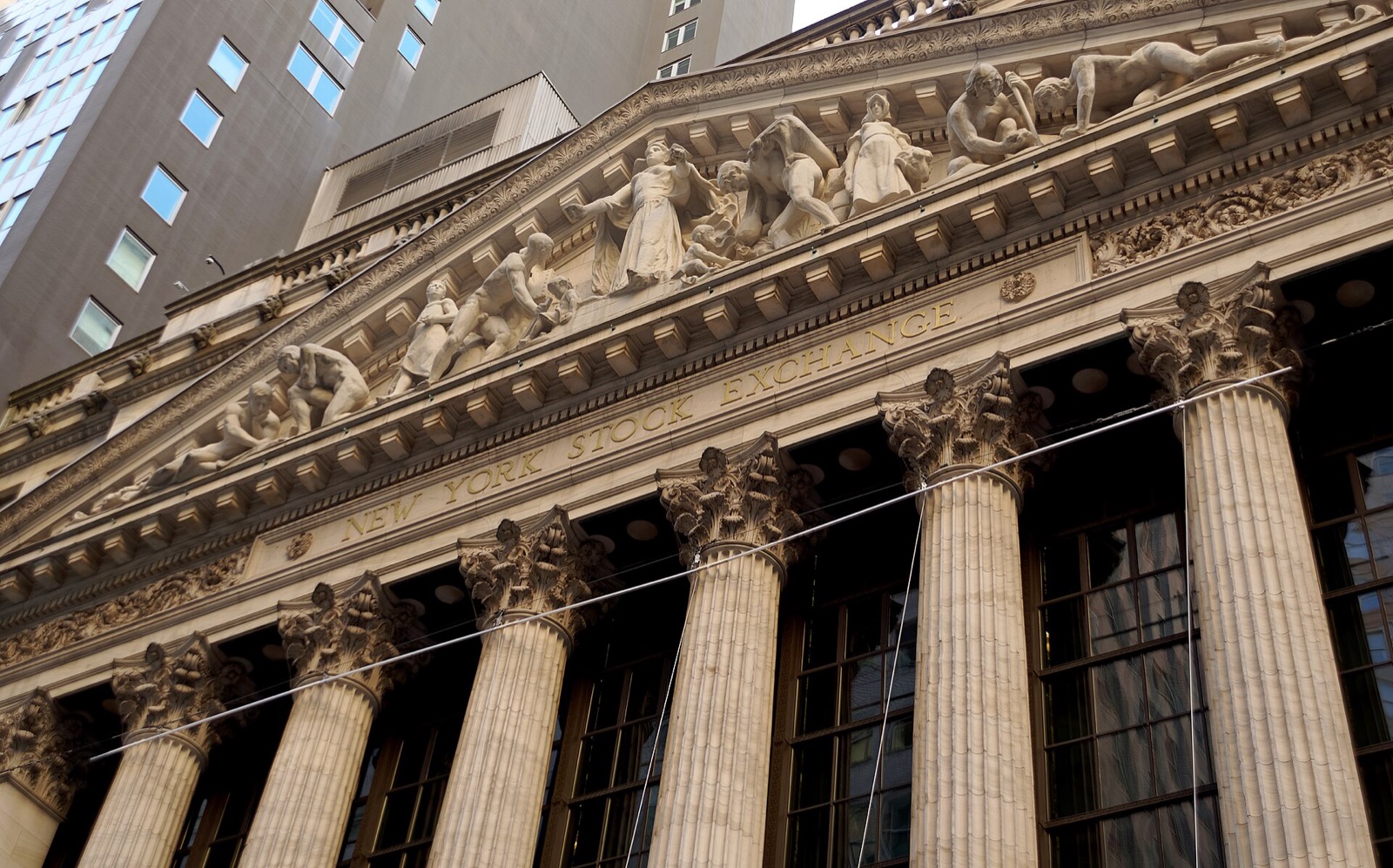 The columned Broad Street facade of the New York Stock Exchange building in Lower Manhattan. Photo: Jakub Hałun / Wikimedia Commons, CC BY 4.0