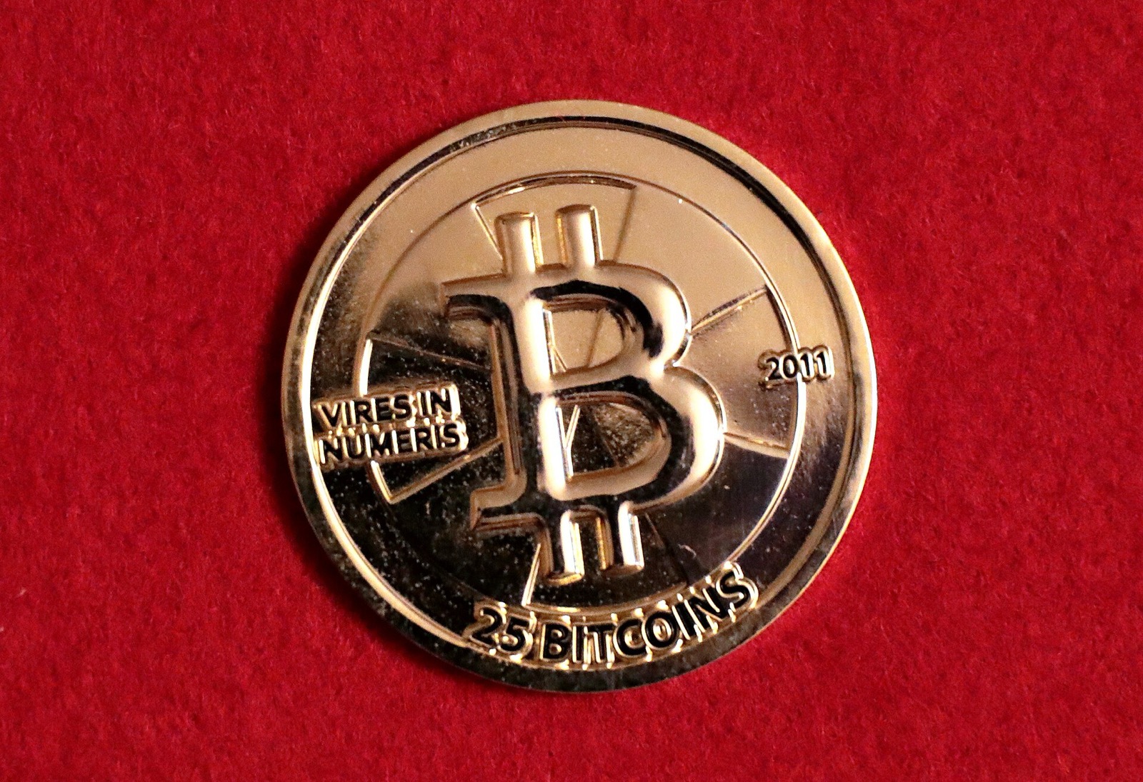 A gold Casascius physical bitcoin coin photographed in close-up. Photo: Gage Skidmore, CC BY-SA 3.0, via Wikimedia Commons.