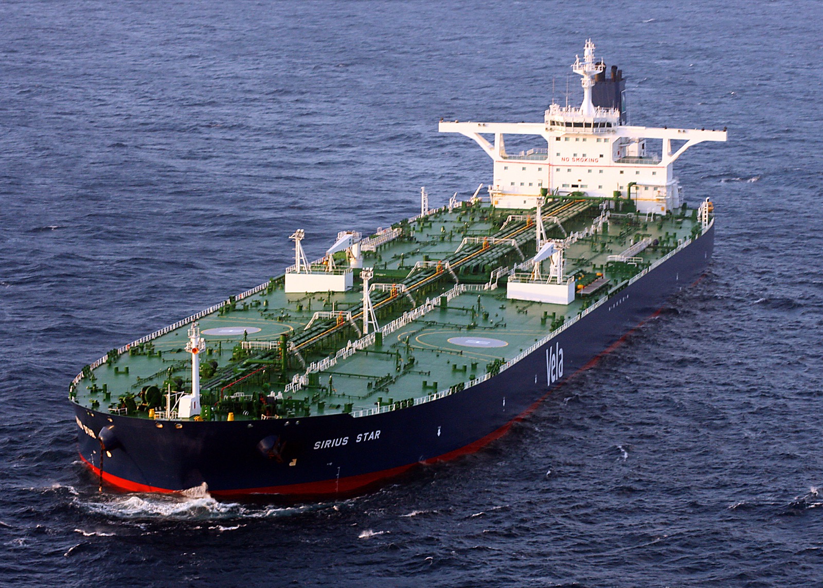 The Saudi-owned supertanker MV Sirius Star, a very large crude carrier, seen at anchor from the air. Photo: U.S. Navy / Wikimedia Commons, Public domain.