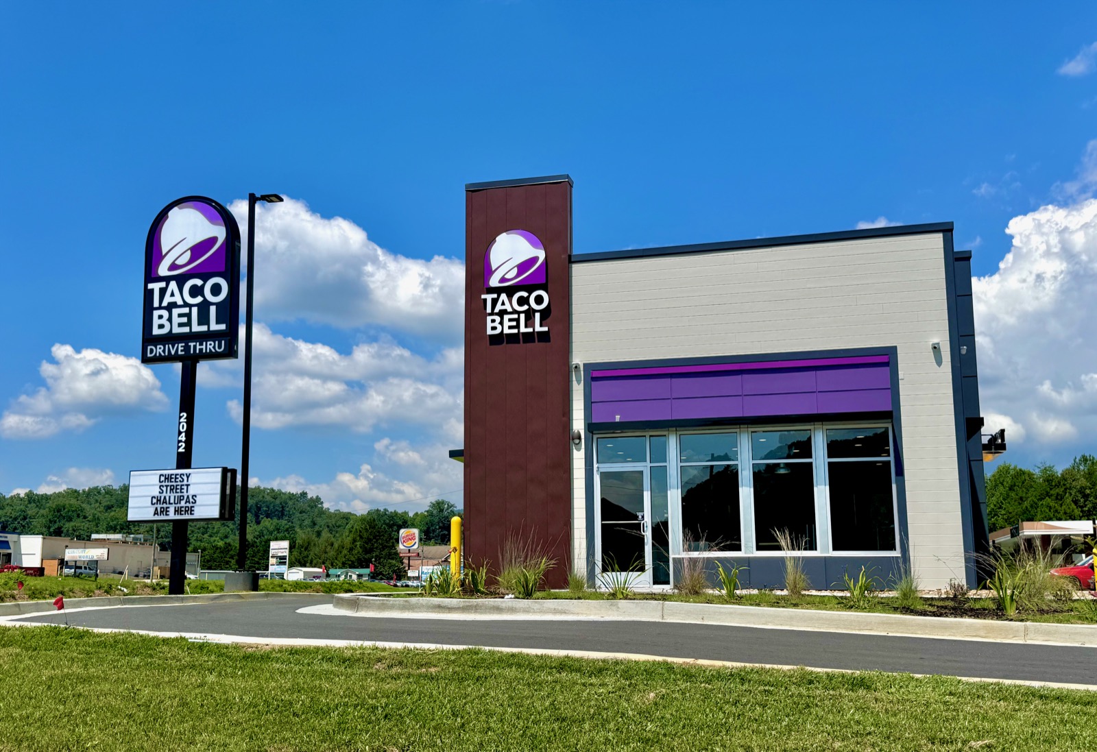 Exterior of a Taco Bell restaurant in Murphy, North Carolina, the chain whose shredded iceberg lettuce was tied to the multistate Cyclospora outbreak. Photo: Harrison Keely / Wikimedia Commons, CC BY 4.0.