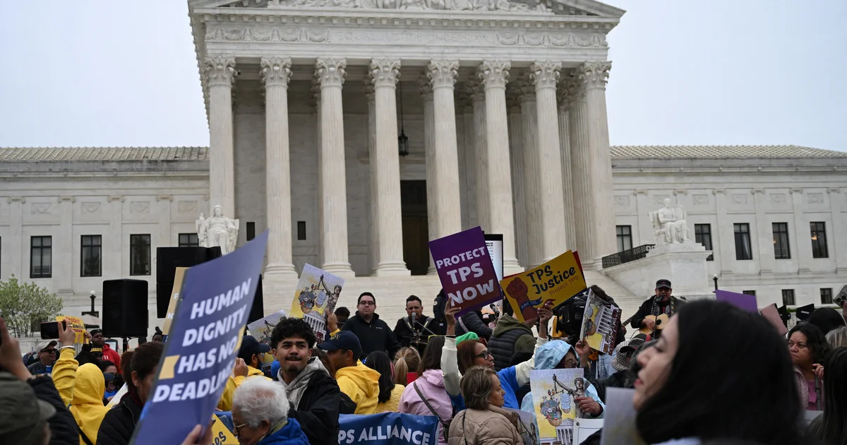 Temporary Protected Status holders and advocates rally over expiring work permits. Photo: CBS News