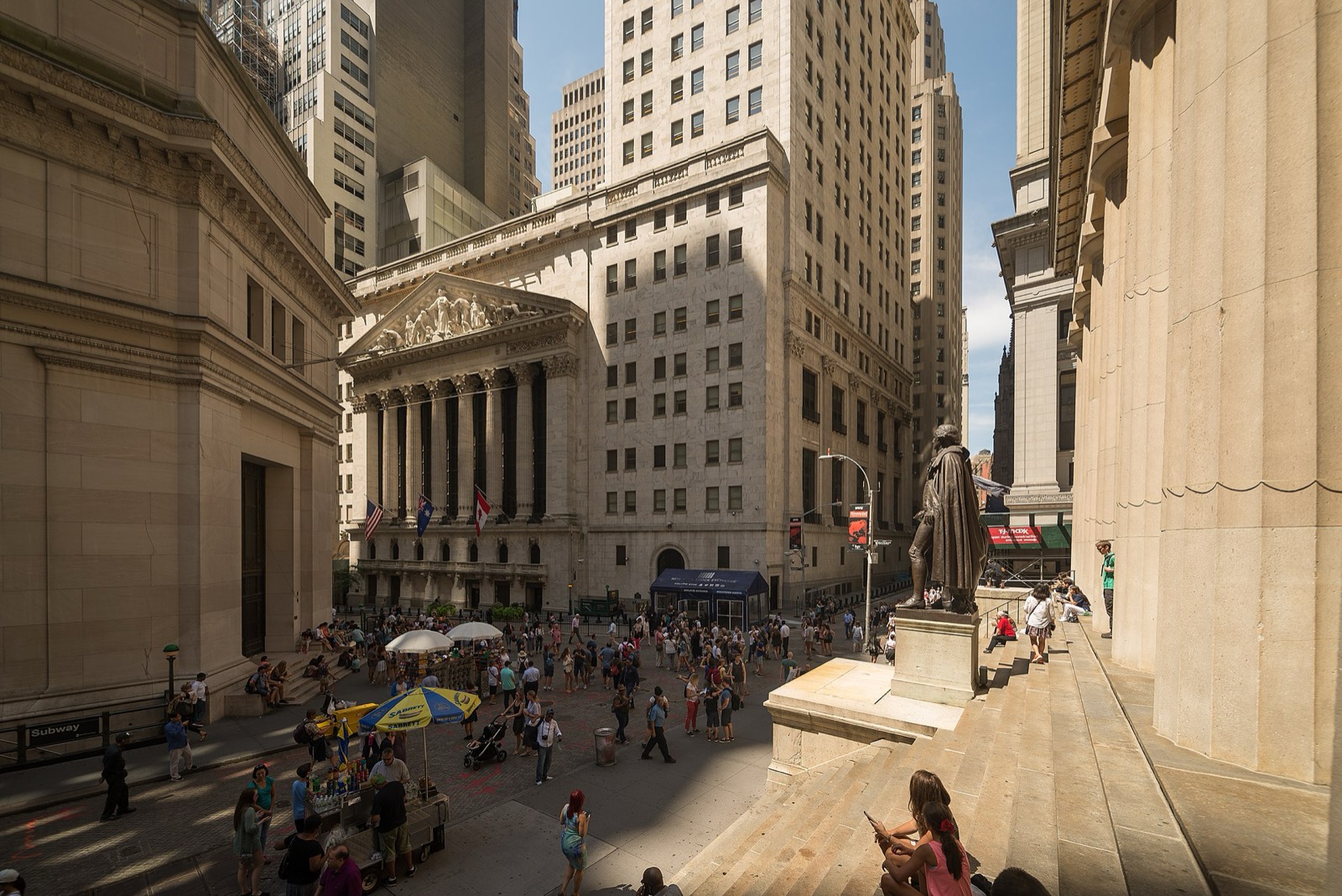 Facade of the New York Stock Exchange on Wall Street with its columns and American flag. Photo: Arild Vagen / Wikimedia Commons, CC BY-SA 4.0