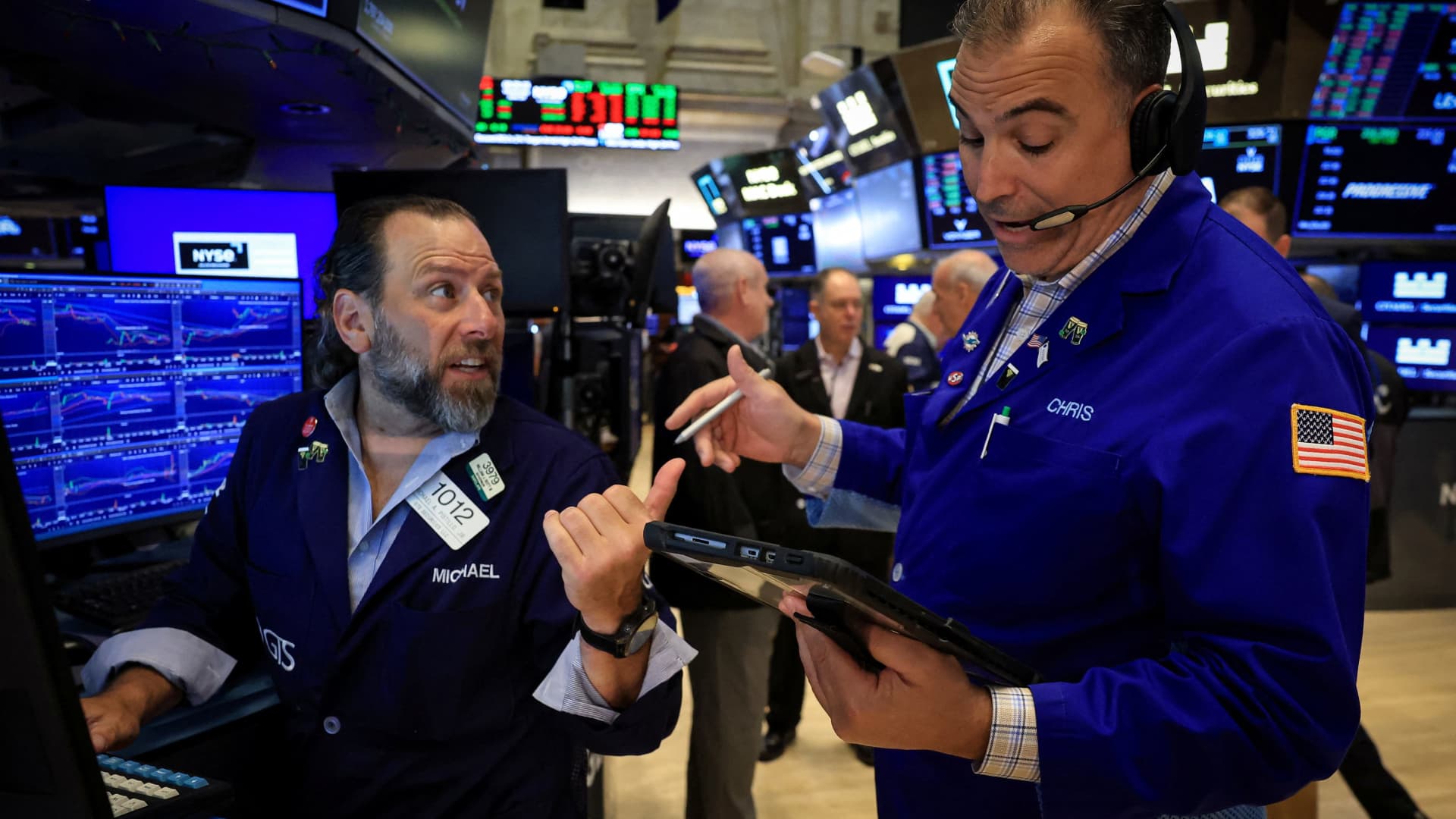 Traders monitor screens on the floor of the New York Stock Exchange as the Dow tops 53,000. Photo: CNBC
