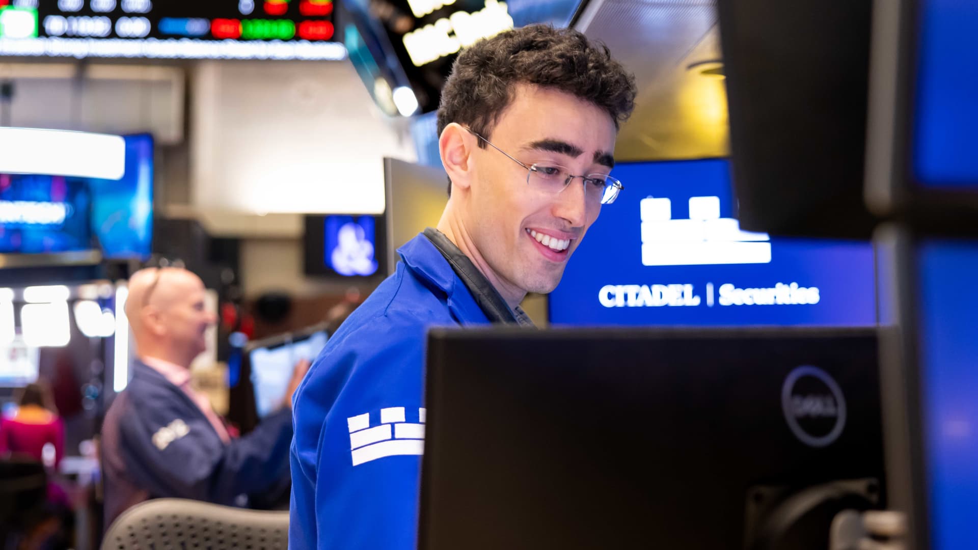 Traders working on the floor of the New York Stock Exchange as the Dow reaches a record high. Photo: CNBC