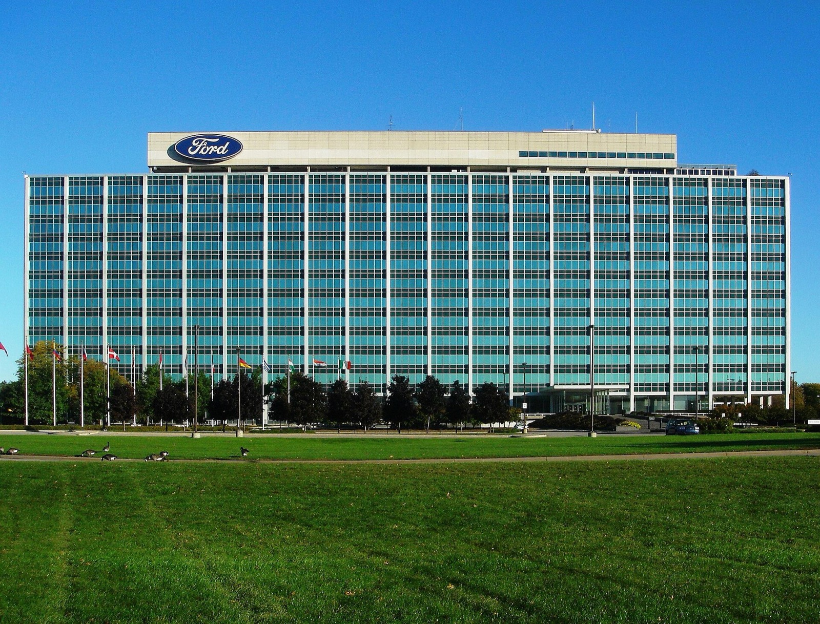 Ford Motor Company world headquarters building, known as the Glass House, in Dearborn, Michigan. Photo: Dave Parker / Wikimedia Commons, CC BY 3.0