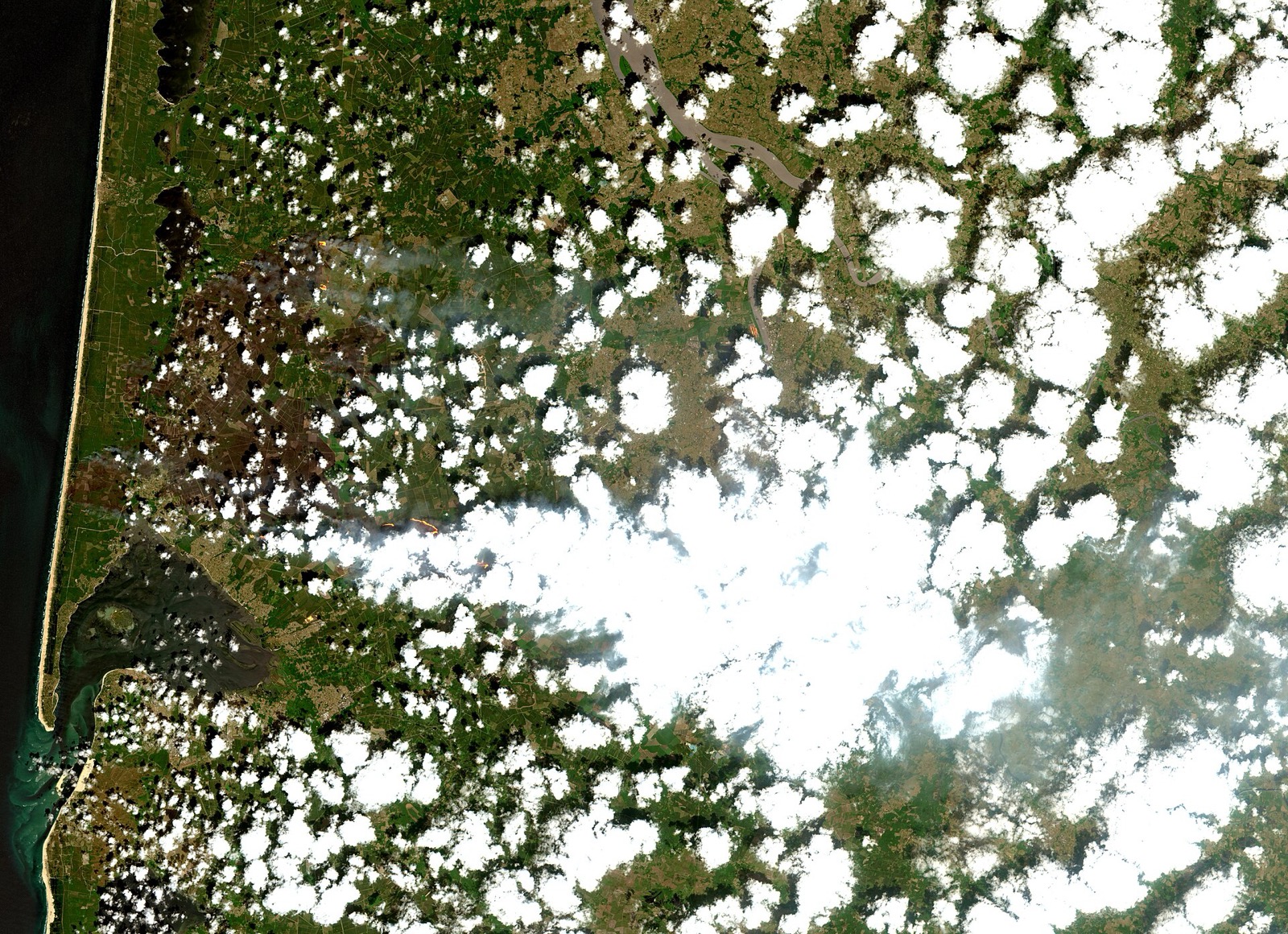Satellite image showing smoke plumes and active fire fronts in the Gironde forest near Bordeaux on July 26, 2026. Photo: Contains modified Copernicus Sentinel data 2026, processed by Don-vip / Wikimedia Commons, CC BY 4.0.