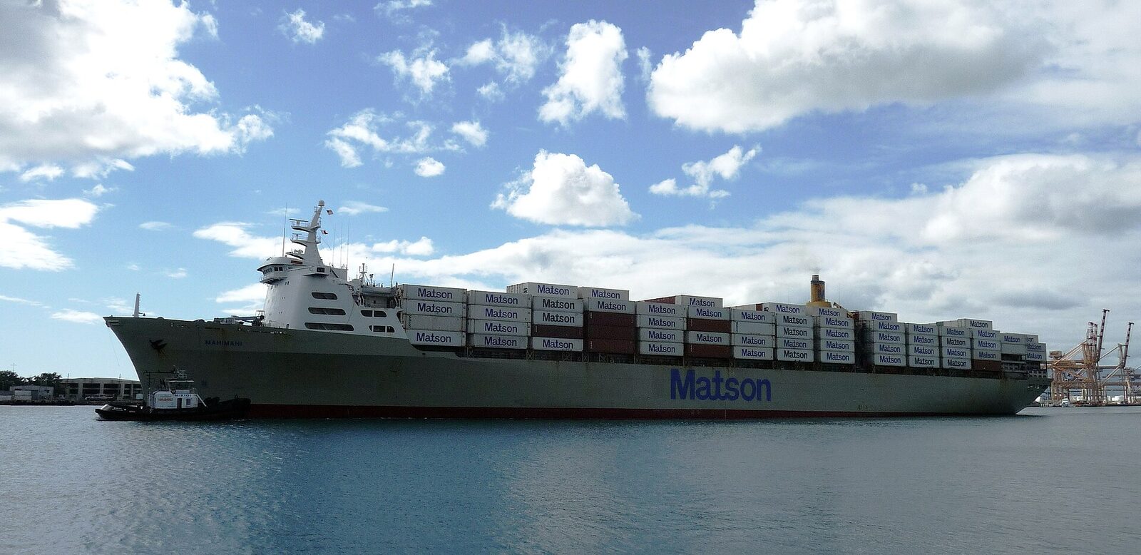 Container ship docked in Honolulu, Hawaii. Photo: Herb Neufeld, CC BY 2.0, via Wikimedia Commons