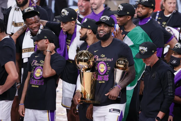 LeBron James in a Lakers uniform during a game as free-agency reports place his future elsewhere. Photo: CBS News