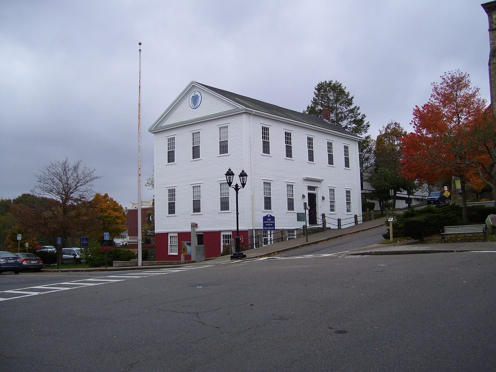 Historic county courthouse in Plymouth, Massachusetts. Photo: Swampyank at en.wikipedia, CC BY-SA 3.0, via Wikimedia Commons