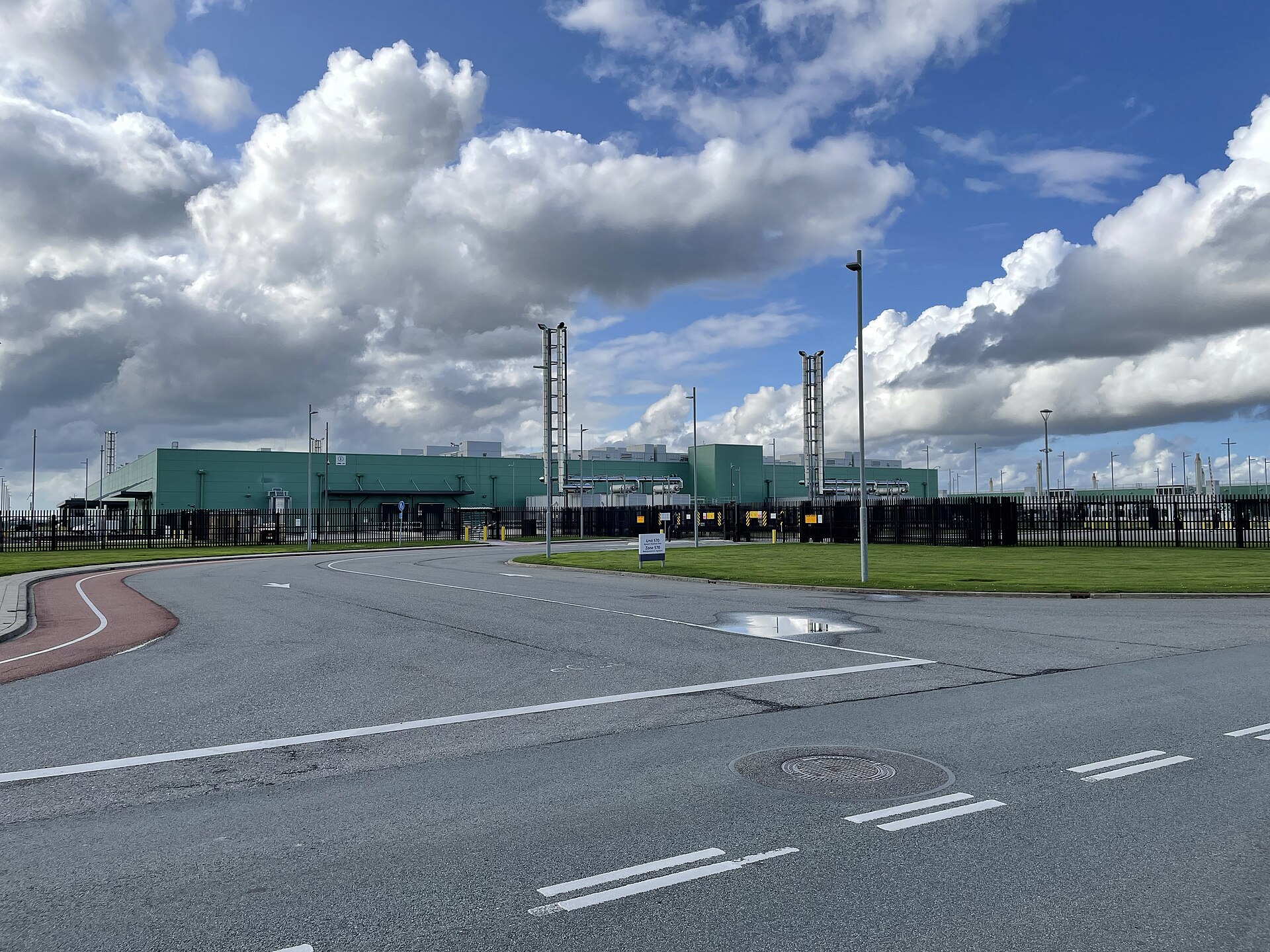 Exterior of the Microsoft data center campus in Middenmeer, the Netherlands, part of the global buildout behind the company's Azure cloud expansion. Photo: Hay Kranen / Wikimedia Commons, CC BY 4.0