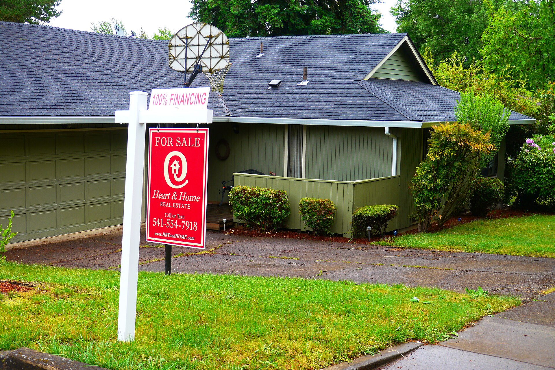 Real estate for sale sign posted outside a home in Eugene, Oregon. Higher mortgage rates are weighing on buyer demand across the US housing market. Photo: Rick Obst / Wikimedia Commons, CC BY 2.0