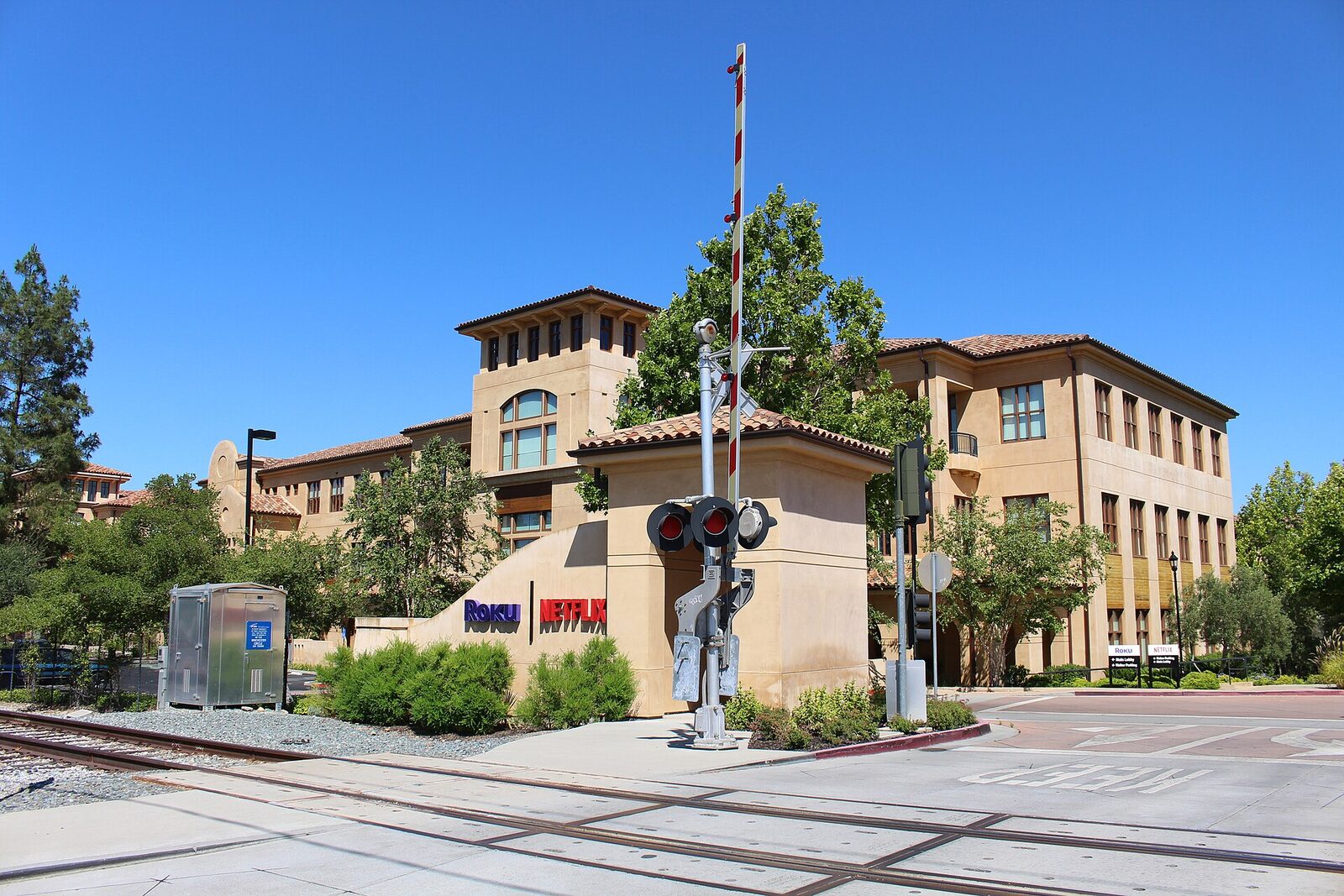 Office building at 100 Winchester Circle in Los Gatos, California, long associated with Netflix headquarters. Photo: Coolcaesar, CC BY-SA 4.0, via Wikimedia Commons