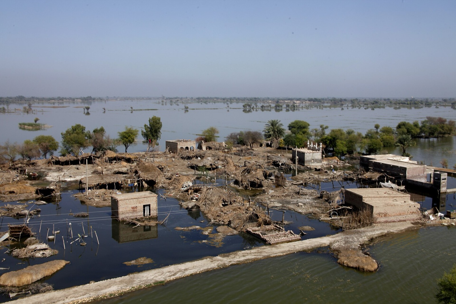 Flood-damaged homes and debris in Pakistan's Sindh province after monsoon rains. Photo: U.S. Marine Corps / Wikimedia Commons, Public Domain