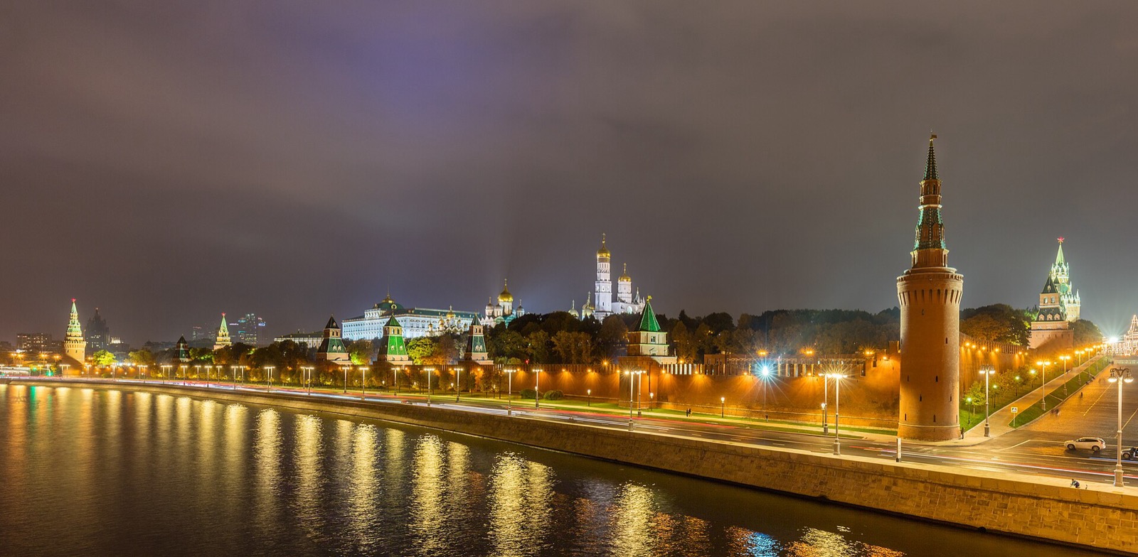 Panoramic view of the Moscow Kremlin along the Moskva River. Photo: Diego Delso, CC BY-SA 4.0, via Wikimedia Commons