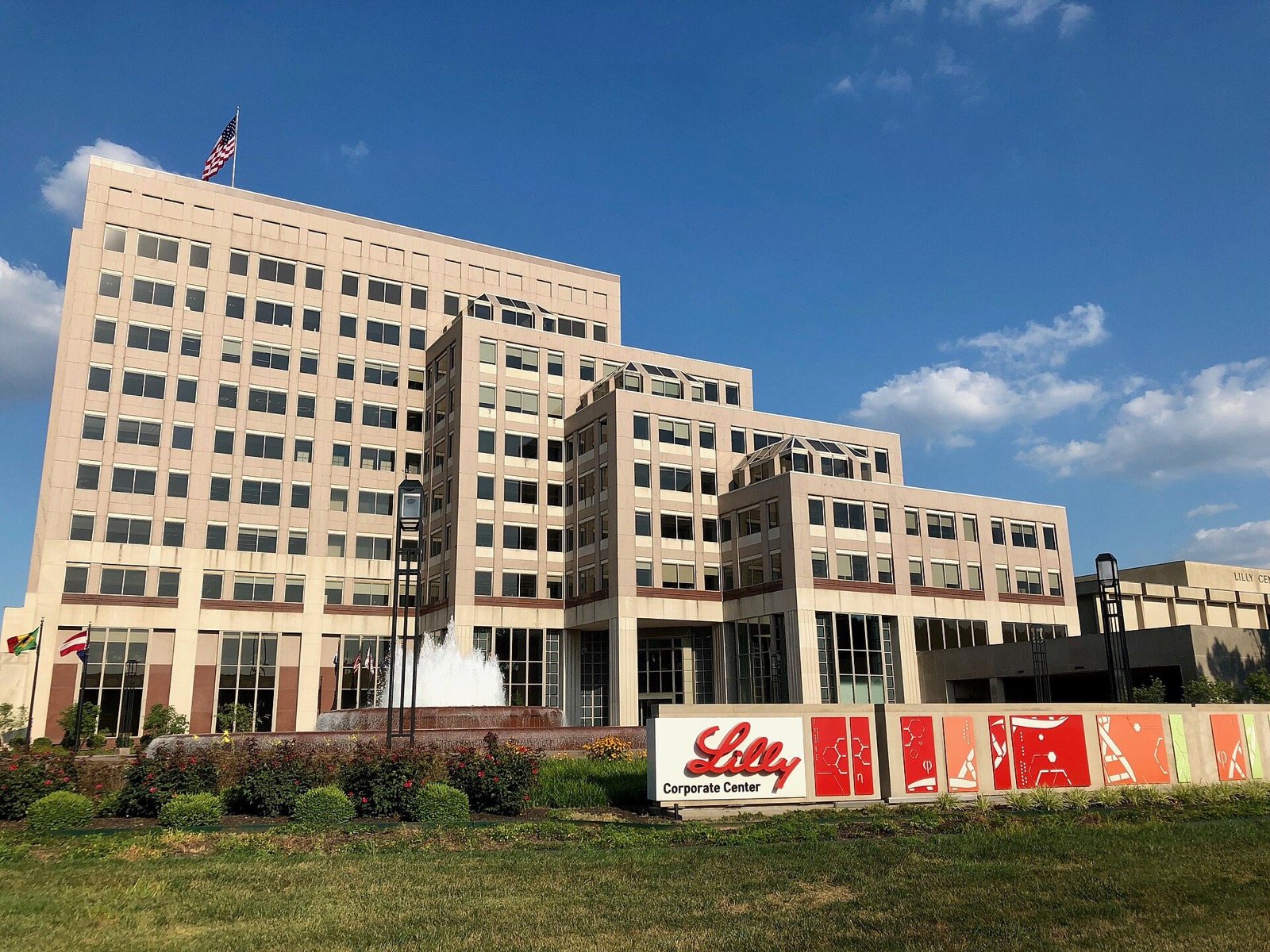 The Eli Lilly and Company corporate center campus in Indianapolis, Indiana, seen in evening light. Photo: Momoneymoproblemz / Wikimedia Commons, CC BY-SA 4.0