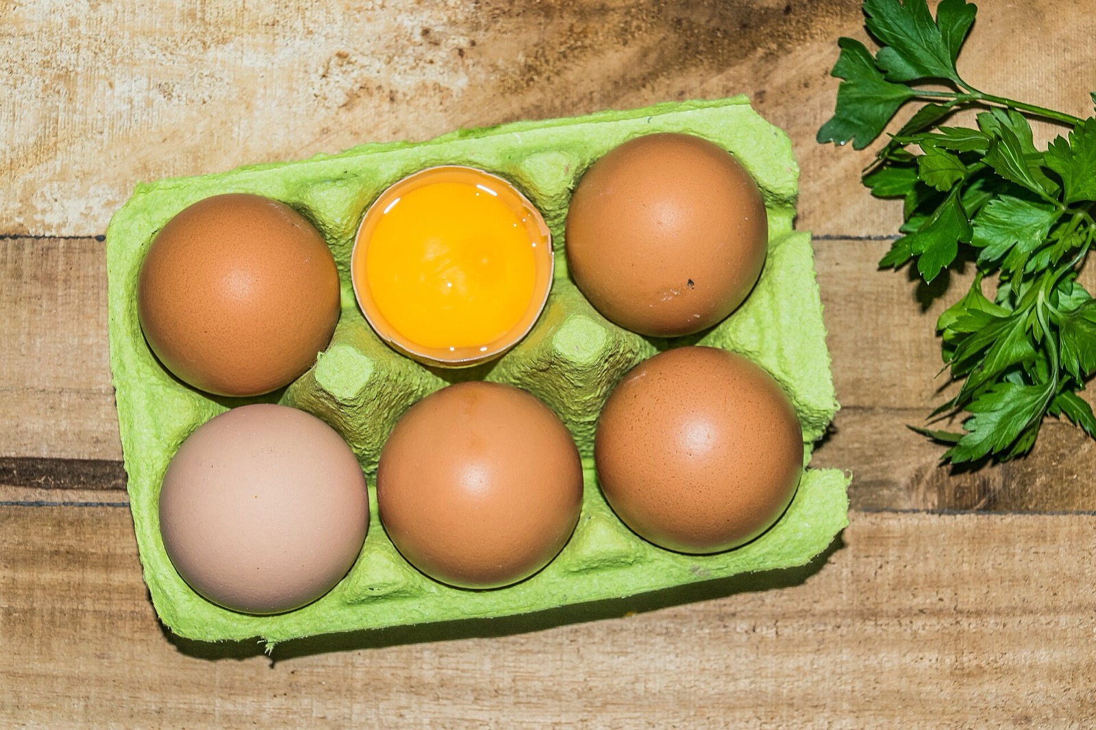 Chicken eggs packed in open cardboard cartons on a table. Photo: Krzysztof Golik, CC BY-SA 4.0, via Wikimedia Commons