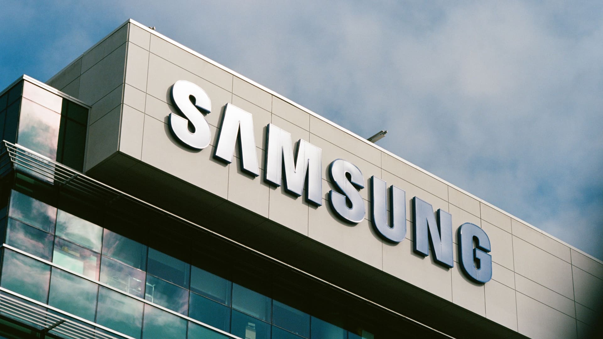 Samsung Electronics logo displayed at a corporate facility signaling record memory-chip earnings. Photo: CNBC