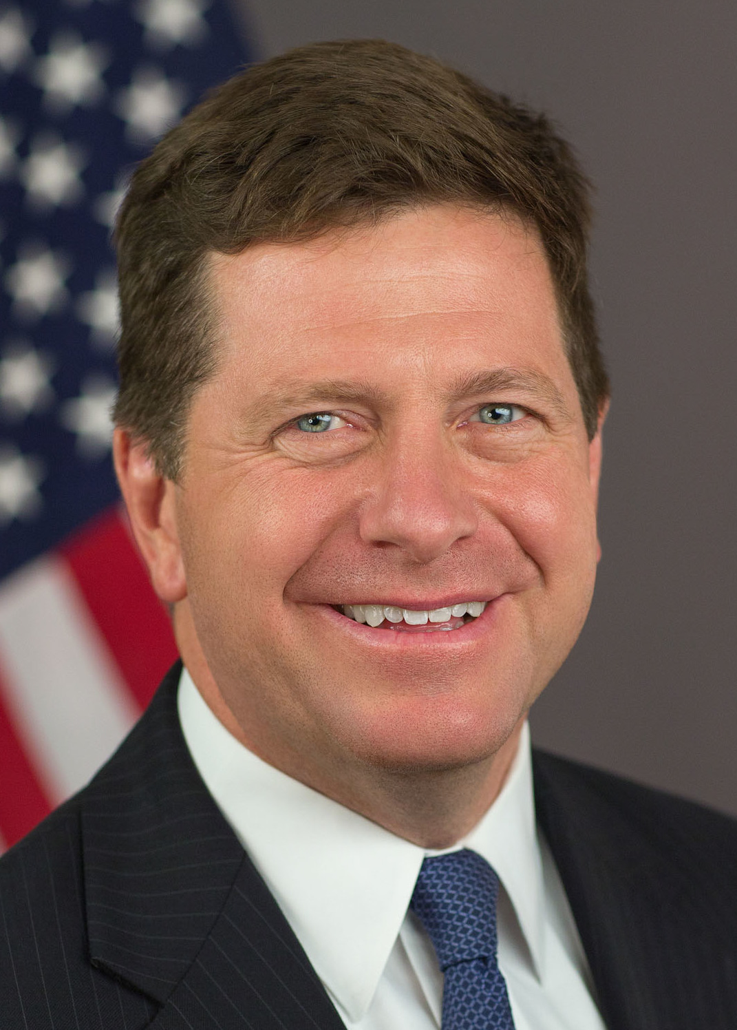 Official portrait of Jay Clayton wearing a dark suit and tie. Photo: U.S. Securities and Exchange Commission / Wikimedia Commons, Public domain.