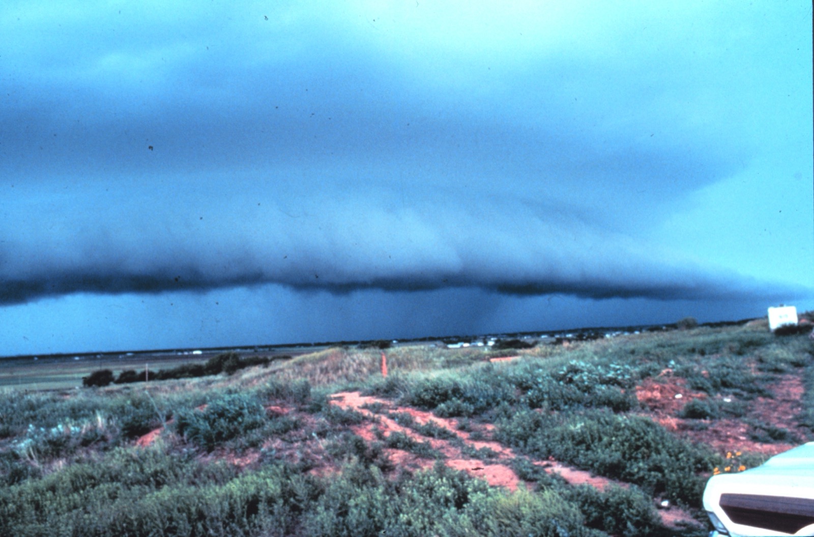 A dark shelf cloud advancing ahead of a thunderstorm over open terrain, the leading edge of a damaging gust front. Photo: NOAA Photo Library / Wikimedia Commons, Public domain