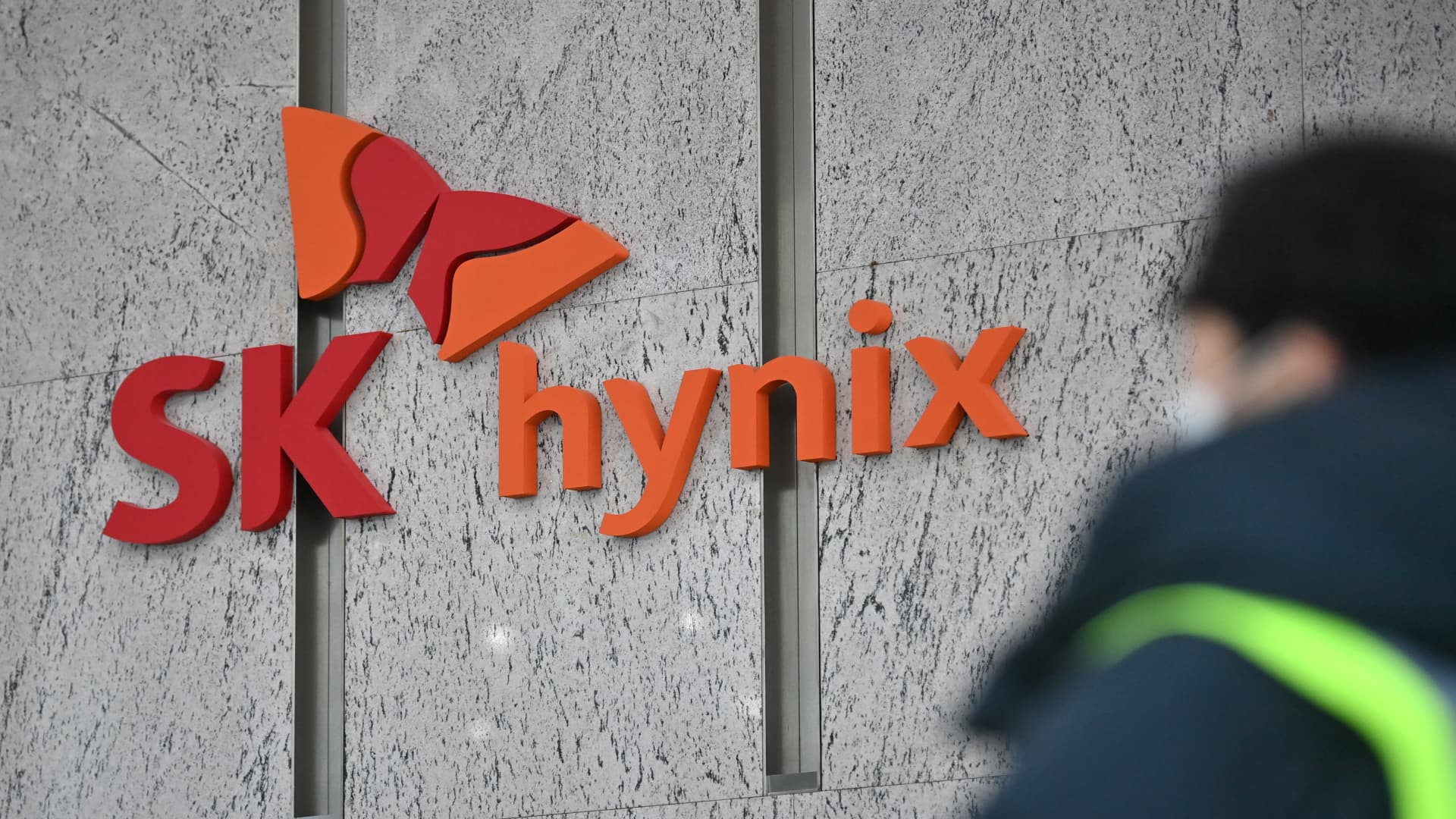 SK Hynix memory chip modules displayed ahead of the company's Nasdaq ADR listing. Photo: CNBC
