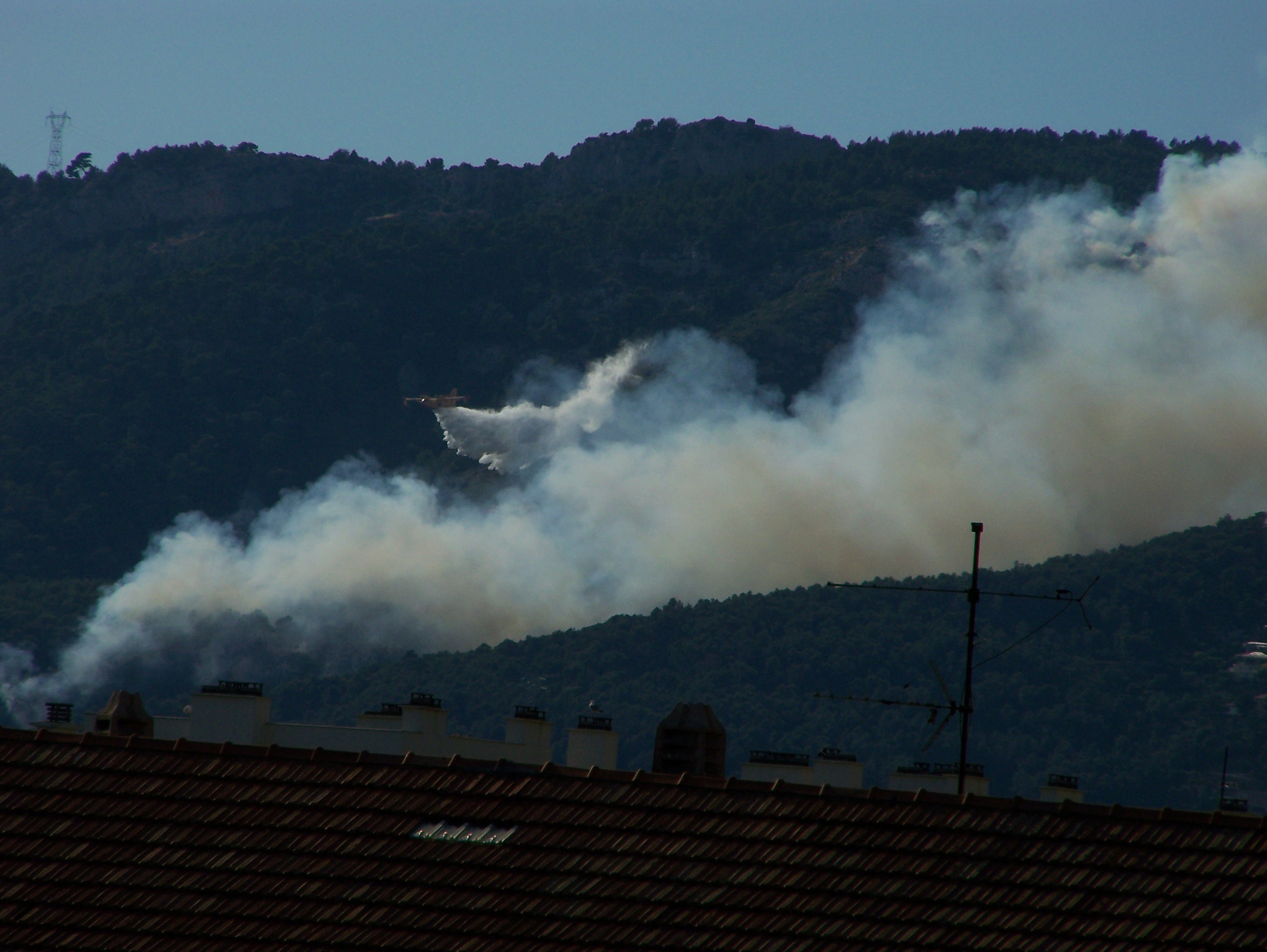Canadair water bomber drops its load on a forest fire outside Toulon in the Var, the French department battling new blazes near Brignoles. Photo: Romain JETUR / Wikimedia Commons, CC BY-SA 2.0
