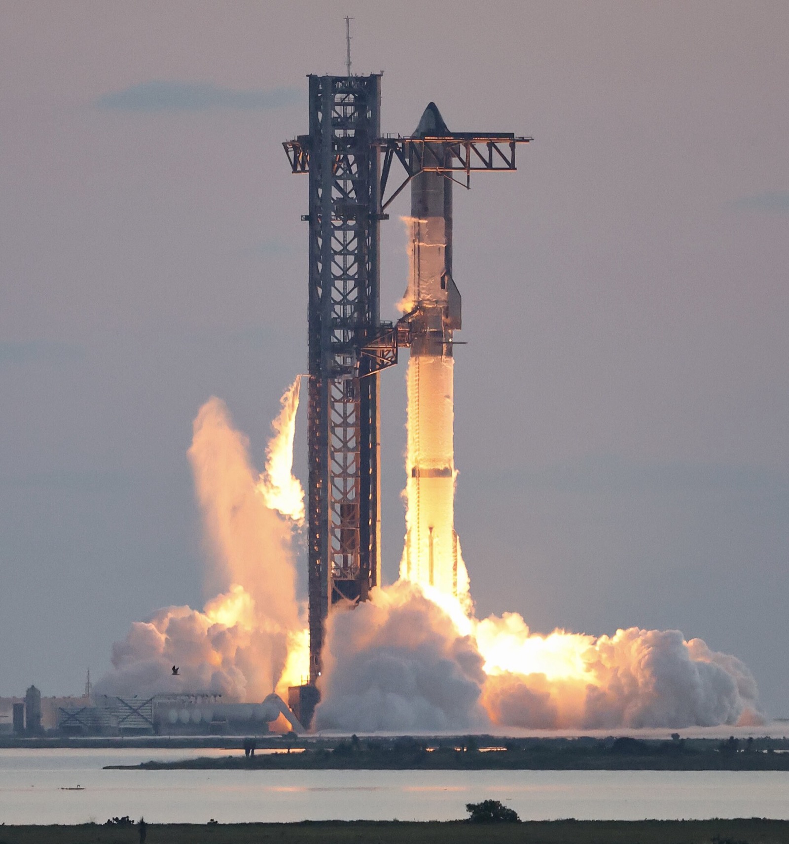 SpaceX Starship rocket igniting its engines at liftoff during a test flight. Photo: Steve Jurvetson / Wikimedia Commons, CC BY 2.0