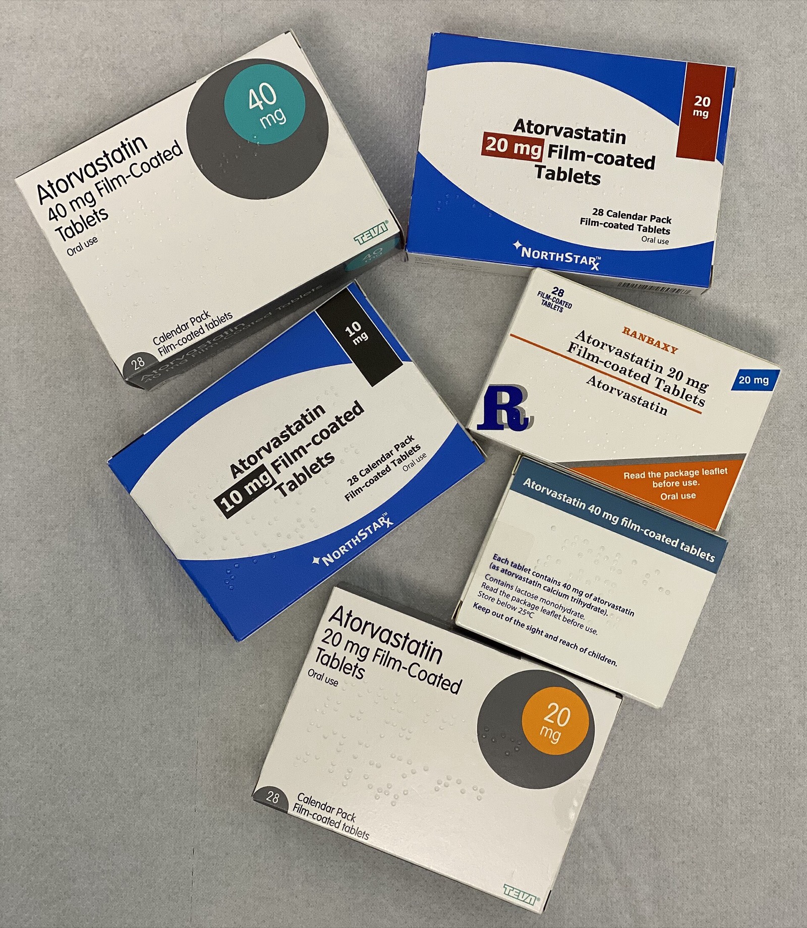 Boxes and blister packs of atorvastatin tablets, the most widely prescribed statin in the United States. Photo: Whispyhistory / Wikimedia Commons, CC BY-SA 4.0