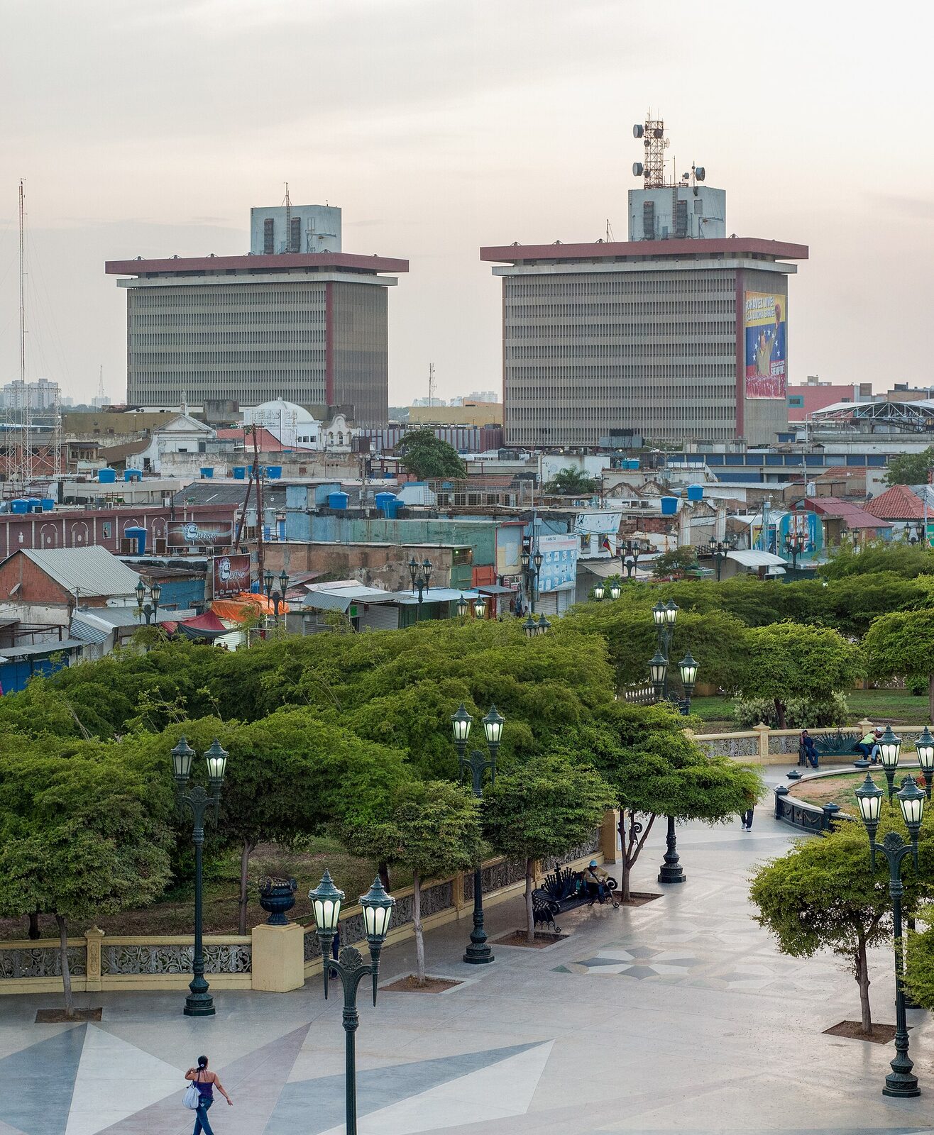 PDVSA oil towers in Maracaibo, Venezuela. Photo: Wilfredor, CC0, via Wikimedia Commons