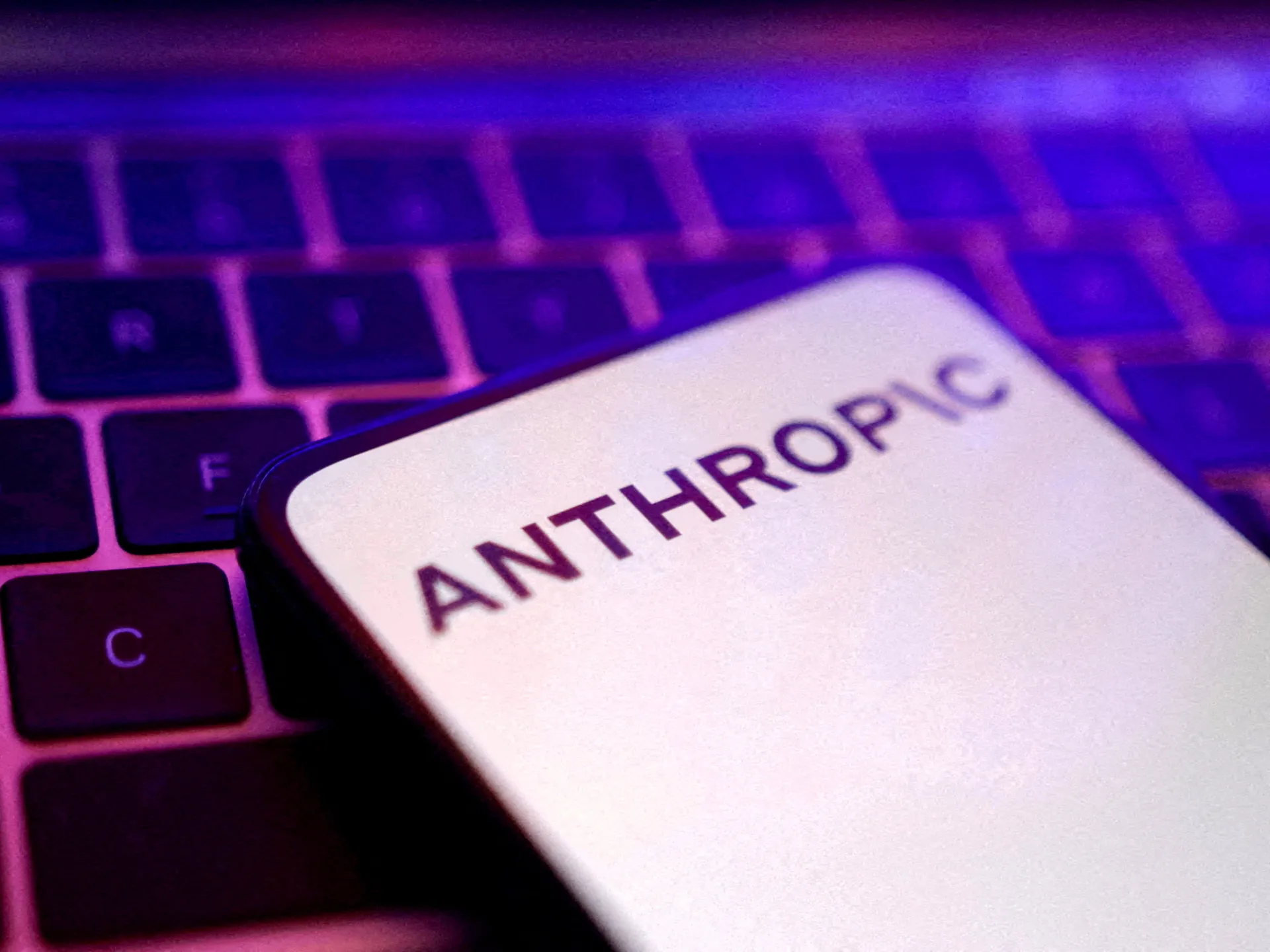 Anthropic logo displayed alongside artificial intelligence branding, illustrating the reversal of US export controls on Claude Fable 5 and Mythos 5. Photo: Al Jazeera