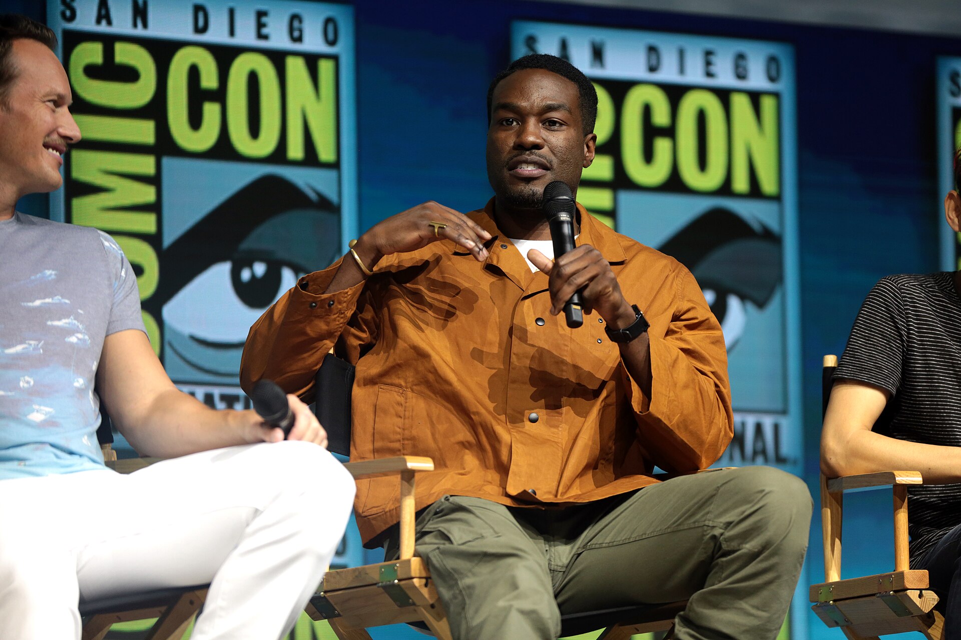 Yahya Abdul-Mateen II speaking at San Diego Comic-Con International, the actor whose Emmy-nominated lead performance anchored Marvel Television's Wonder Man on Disney+. Photo: Gage Skidmore / Wikimedia Commons, CC BY-SA 2.0