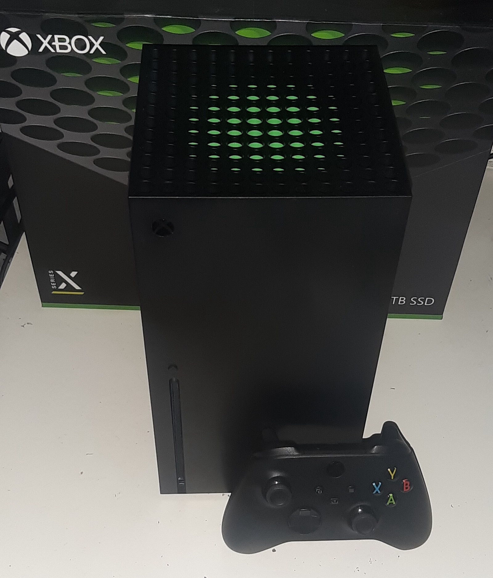 Xbox Series X console with controller. Photo: Der. Bellemer via Wikimedia Commons, CC BY-SA 4.0