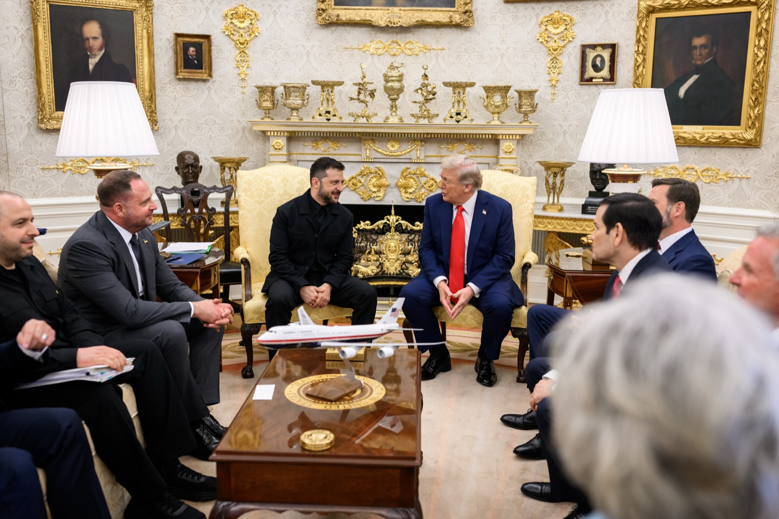 Donald Trump and Volodymyr Zelensky seated during a bilateral meeting in the Oval Office. Photo: The White House / Wikimedia Commons, public domain.